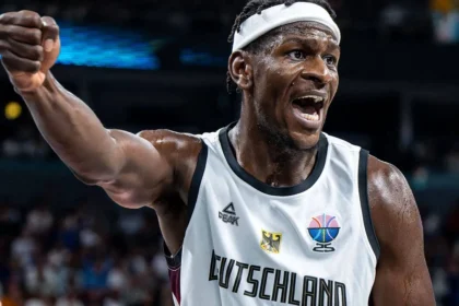 Ο Άιζακ Μπόνγκα σε φάση αγώνα με την Εθνική Γερμανίας