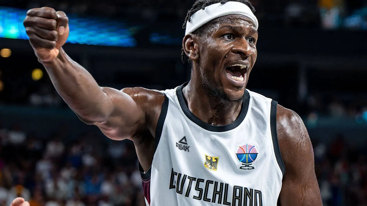 Ο Άιζακ Μπόνγκα σε φάση αγώνα με την Εθνική Γερμανίας