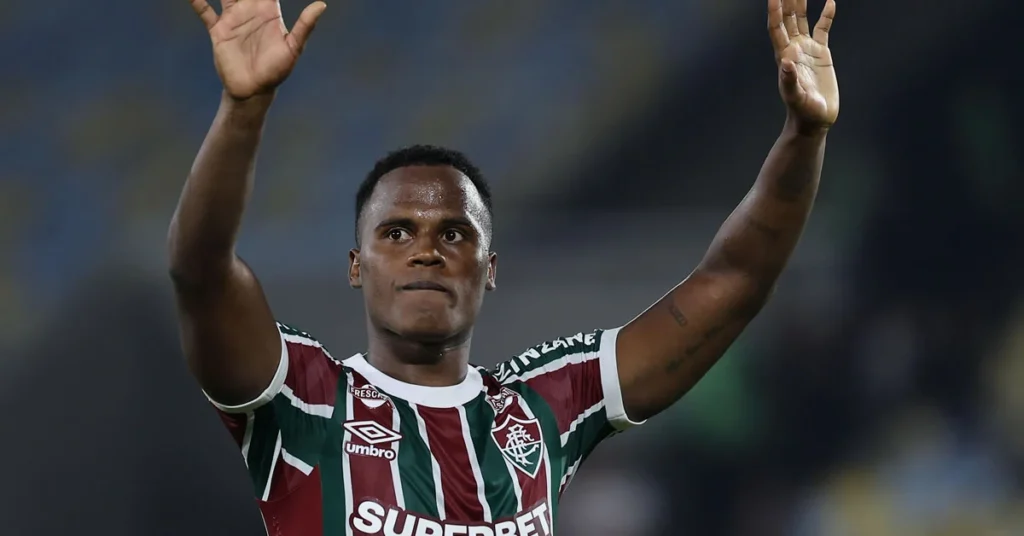 Ο Τζον Αρίας με τη φανέλα της Φλουμινένσε σε πανηγυρισμό, φόντο η κερκίδα, για να αποπνέει πάθος και διεθνές ενδιαφέρον