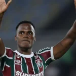 Ο Τζον Αρίας με τη φανέλα της Φλουμινένσε σε πανηγυρισμό, φόντο η κερκίδα, για να αποπνέει πάθος και διεθνές ενδιαφέρον