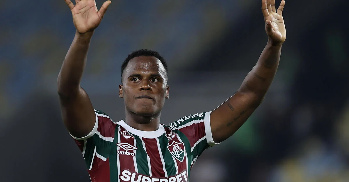 Ο Τζον Αρίας με τη φανέλα της Φλουμινένσε σε πανηγυρισμό, φόντο η κερκίδα, για να αποπνέει πάθος και διεθνές ενδιαφέρον