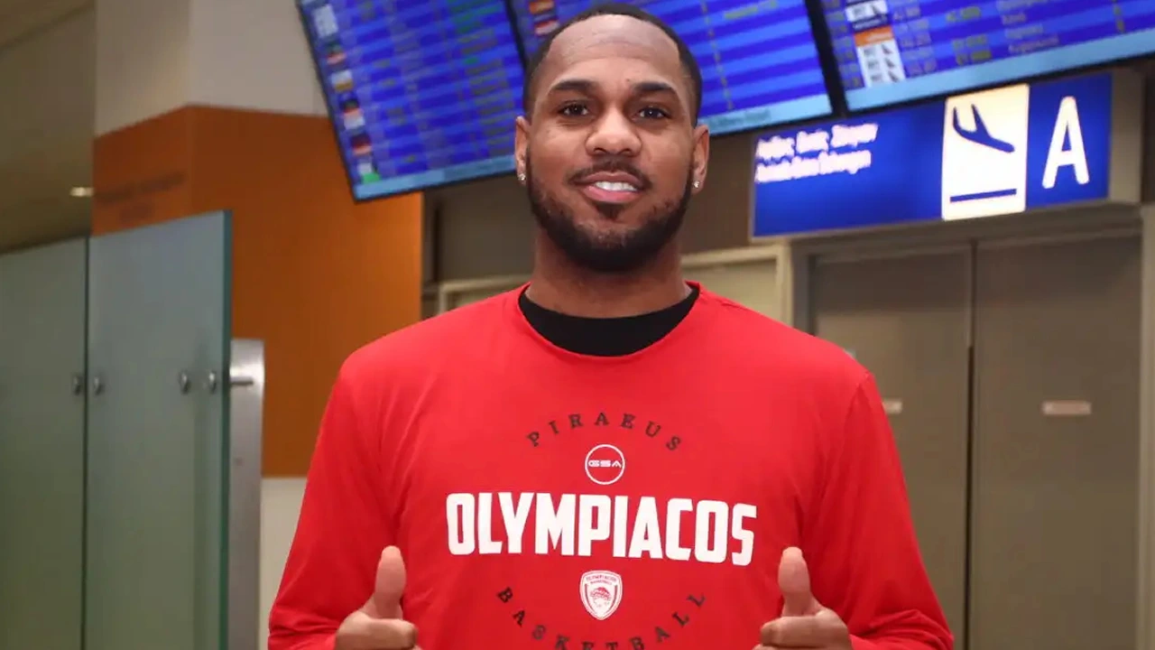 Μόντε Μόρις με τη φανέλα του Ολυμπιακού – ο νέος άσος της ομάδας