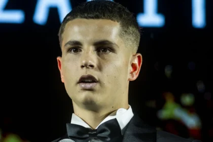 Ο Χρήστος Μουζακίτης στο βήμα της βράβευσης στην Ιταλία, κρατώντας το τρόπαιο European Golden Boy Web 2025.