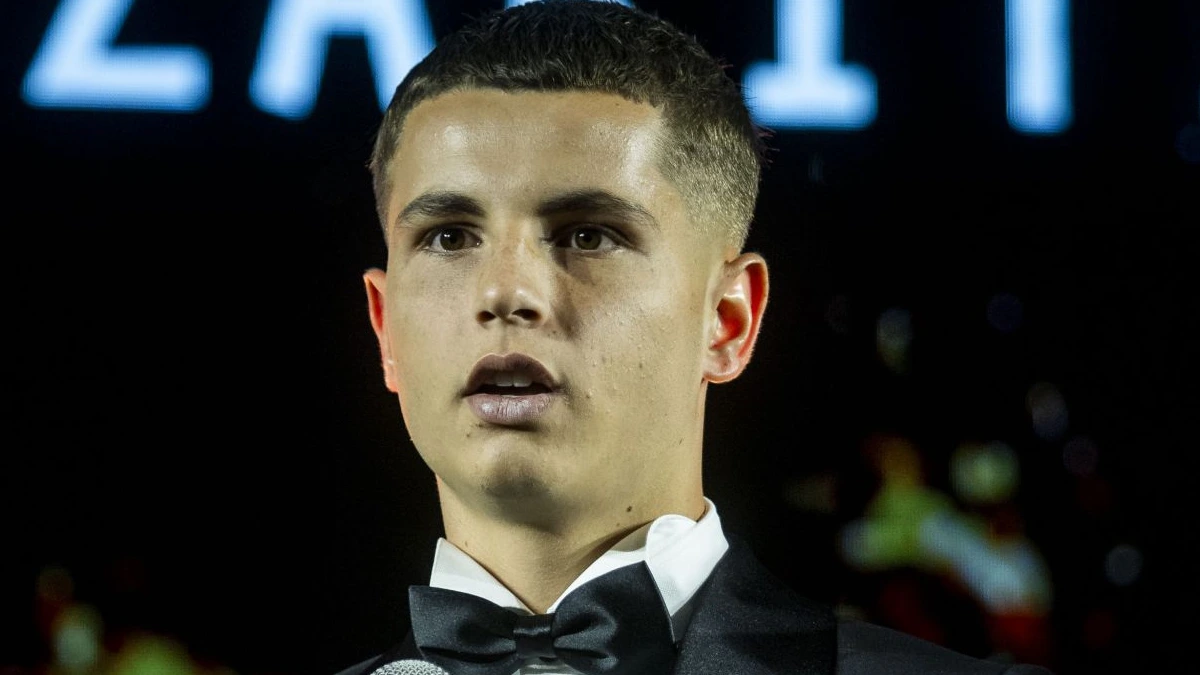 Ο Χρήστος Μουζακίτης στο βήμα της βράβευσης στην Ιταλία, κρατώντας το τρόπαιο European Golden Boy Web 2025.