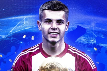 Ο Χρήστος Μουζακίτης του Ολυμπιακού ποζάρει με το τρόπαιο Golden Boy (Web) στην τελετή βράβευσης στην Ιταλία.