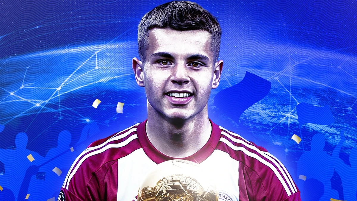 Ο Χρήστος Μουζακίτης του Ολυμπιακού ποζάρει με το τρόπαιο Golden Boy (Web) στην τελετή βράβευσης στην Ιταλία.