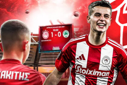 Ο Χρήστος Μουζακίτης με την φανέλα του Ολυμπιακού πανηγρίζει το γκολ απέναντι στον Παναθηναϊκό