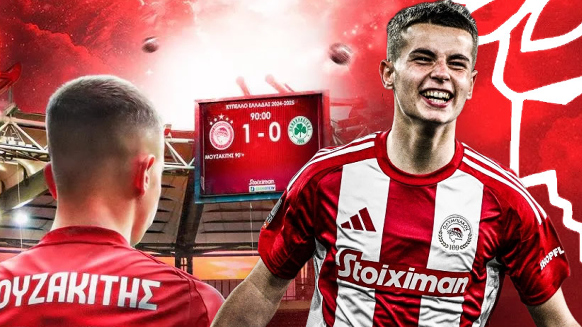 Ο Χρήστος Μουζακίτης με την φανέλα του Ολυμπιακού πανηγρίζει το γκολ απέναντι στον Παναθηναϊκό