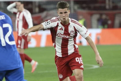 Ο Χρήστος Μουζακίτης σε φάση αγώνα με τη φανέλα του Ολυμπιακού