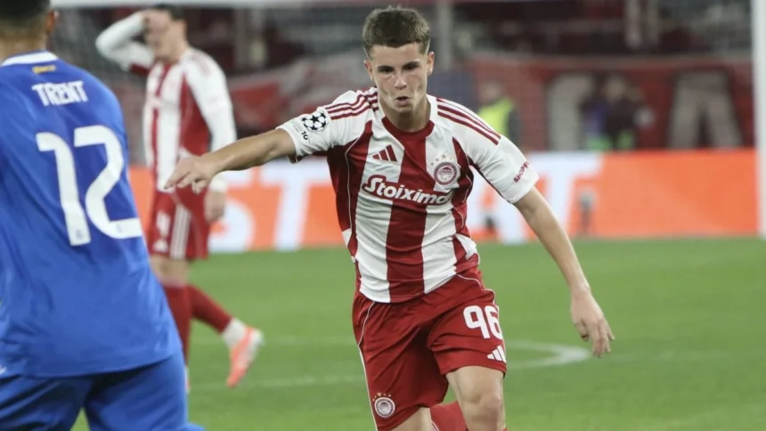 Ο Χρήστος Μουζακίτης σε φάση αγώνα με τη φανέλα του Ολυμπιακού