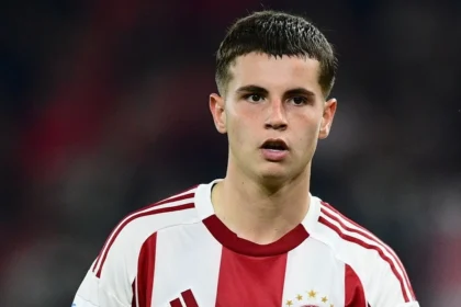 Ο Χρήστος Μουζακίτης σε αγώνα του Ολυμπιακού υπό τα βλέμματα σκάουτερ