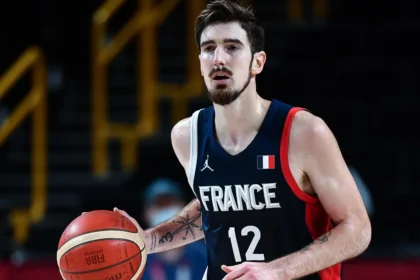 Ο Νάντο Ντε Κολό σε φάση αγώνα της Εθνικής Γαλλίας με την μπάλα στα χέρια στην περιφέρεια.