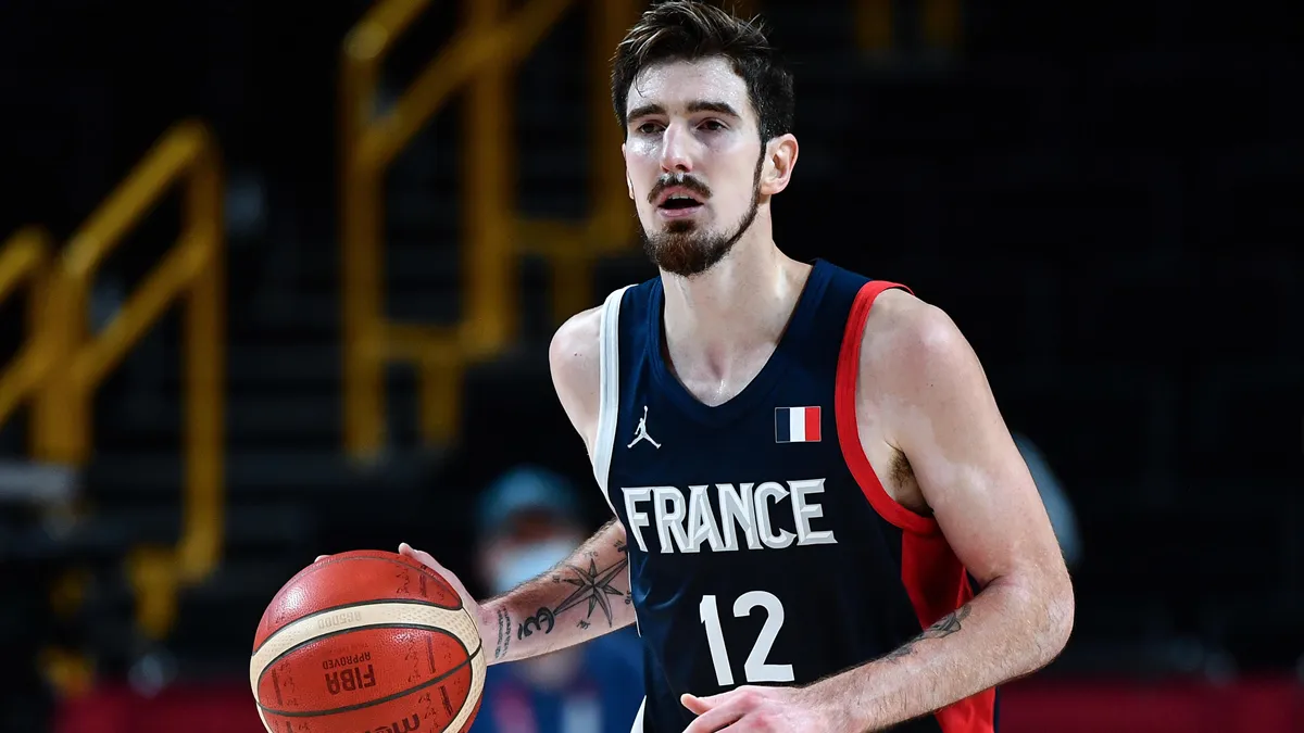 Ο Νάντο Ντε Κολό σε φάση αγώνα της Εθνικής Γαλλίας με την μπάλα στα χέρια στην περιφέρεια.