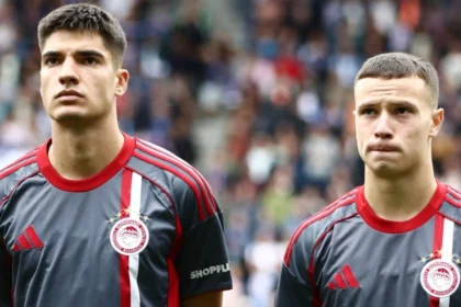 Ο Σταύρος Πνευμονίδης και ο Αργύρης Λιατσικούρας σε στιγμιότυπο από αγώνα του Ολυμπιακού.