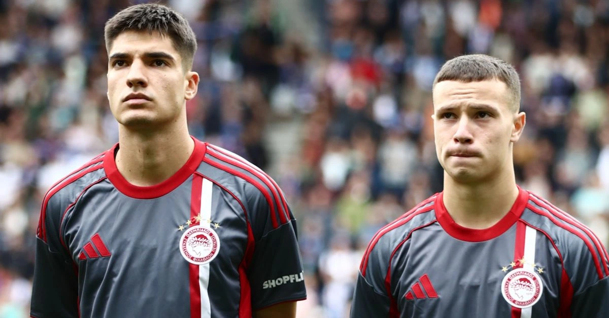 Ο Σταύρος Πνευμονίδης και ο Αργύρης Λιατσικούρας σε στιγμιότυπο από αγώνα του Ολυμπιακού.