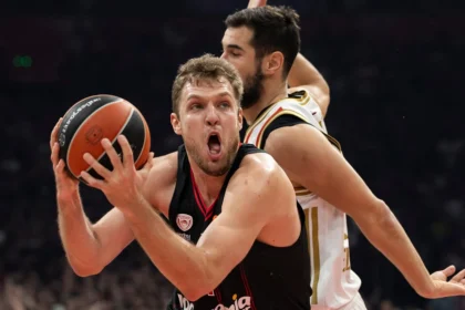 Ο Σάσα Βεζένκοφ του Ολυμπιακού σε φάση απο τον αγώνα με τον Ερυθρό Αστέρα