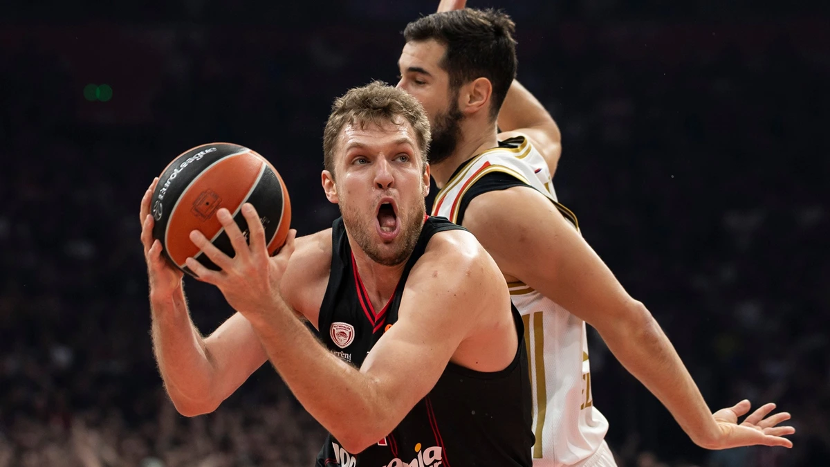 Ο Σάσα Βεζένκοφ του Ολυμπιακού σε φάση απο τον αγώνα με τον Ερυθρό Αστέρα