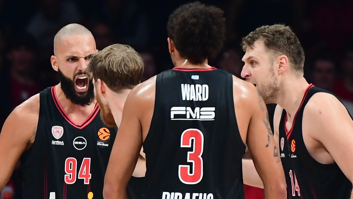 Οι παίκτες του Ολυμπιακού πανηγυρίζουν σε αγώνα Euroleague στο ΣΕΦ, σε στιγμή που τονίζει την κυριαρχία της ομάδας.