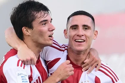 Νασιμέντο και Ποντένσε πανηγυρίζουν γκολ σε αγώνα του Ολυμπιακού