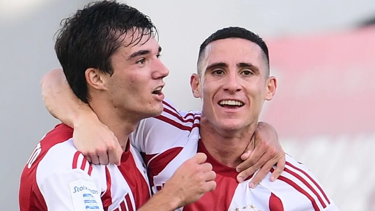 Νασιμέντο και Ποντένσε πανηγυρίζουν γκολ σε αγώνα του Ολυμπιακού