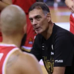 Ο Γιώργος Μπαρτζώκας δίνει εντολές στους παίκτες