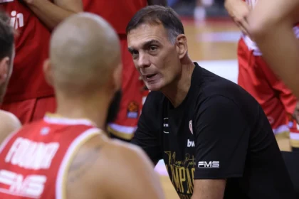 Ο Γιώργος Μπαρτζώκας δίνει εντολές στους παίκτες