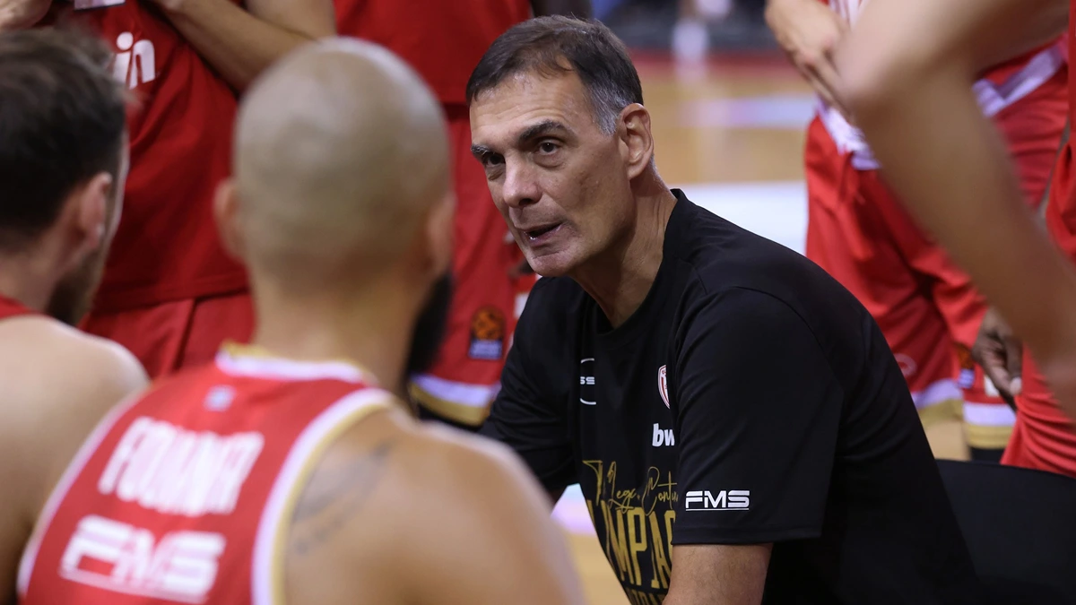 Ο Γιώργος Μπαρτζώκας δίνει εντολές στους παίκτες