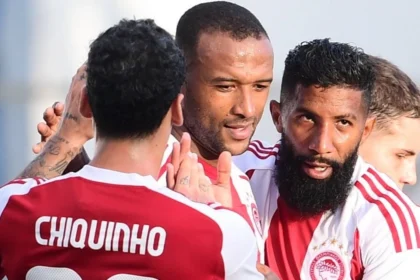 Παίκτες του Ολυμπιακού πανηγυρίζουν γκολ