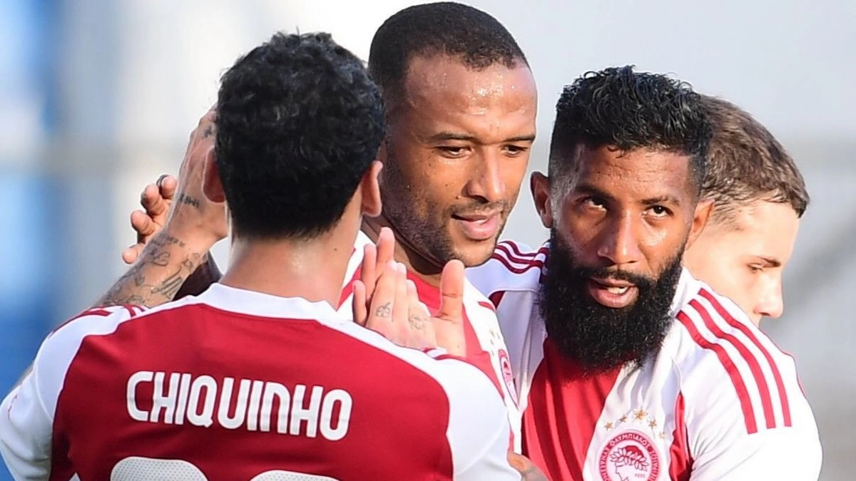 Παίκτες του Ολυμπιακού πανηγυρίζουν γκολ