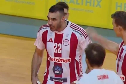 Οι παίκτες του Ολυμπιακού ΟΝΕΧ πανηγυρίζουν πόντο στο ντέρμπι