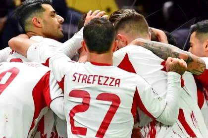 Η ομάδα του Ολυμπιακού πανηγυρίζει γκολ στην Αστάνα