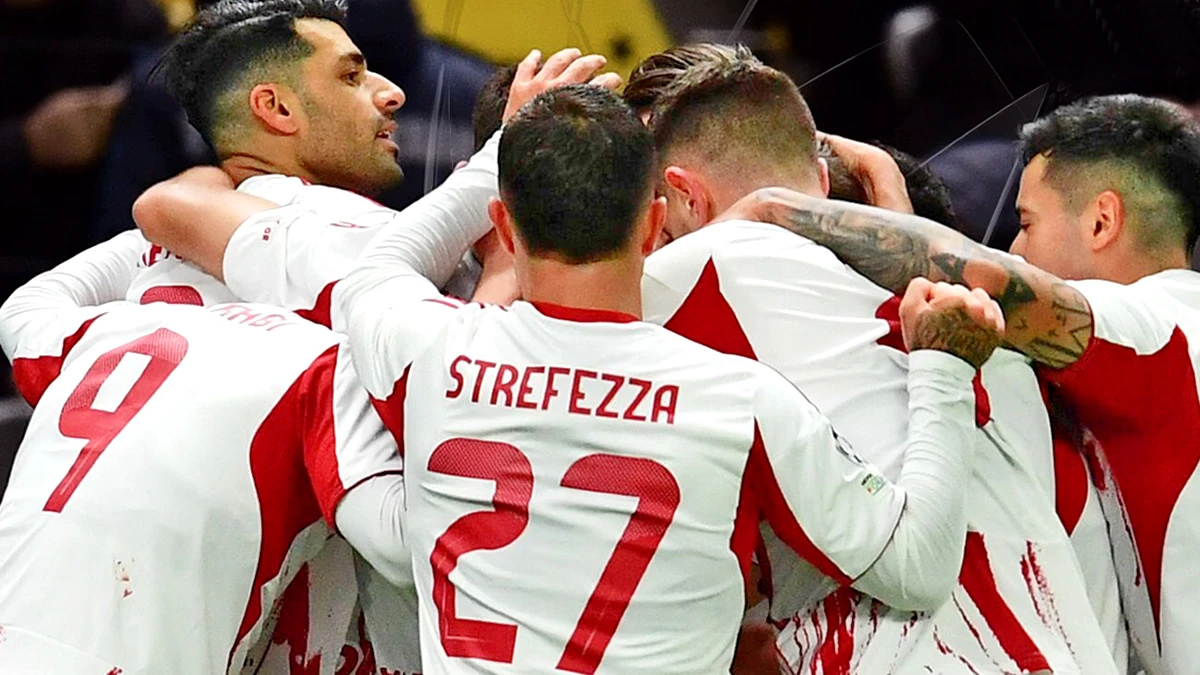 Η ομάδα του Ολυμπιακού πανηγυρίζει γκολ στην Αστάνα