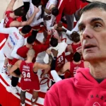 Γιώργος Μπαρτζώκας δίνει οδηγίες σε Ντόρσεϊ και Μόρις κατά τη διάρκεια αγώνα Euroleague