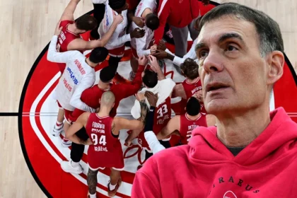 Γιώργος Μπαρτζώκας δίνει οδηγίες σε Ντόρσεϊ και Μόρις κατά τη διάρκεια αγώνα Euroleague