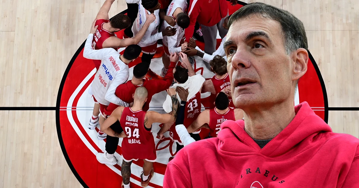 Γιώργος Μπαρτζώκας δίνει οδηγίες σε Ντόρσεϊ και Μόρις κατά τη διάρκεια αγώνα Euroleague