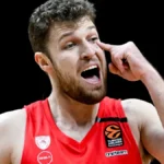 Ο Βεζένκοφ σε φάση αγώνα με φόντο την προσπάθεια για σταθερή απόδοση