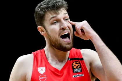 Ο Βεζένκοφ σε φάση αγώνα με φόντο την προσπάθεια για σταθερή απόδοση