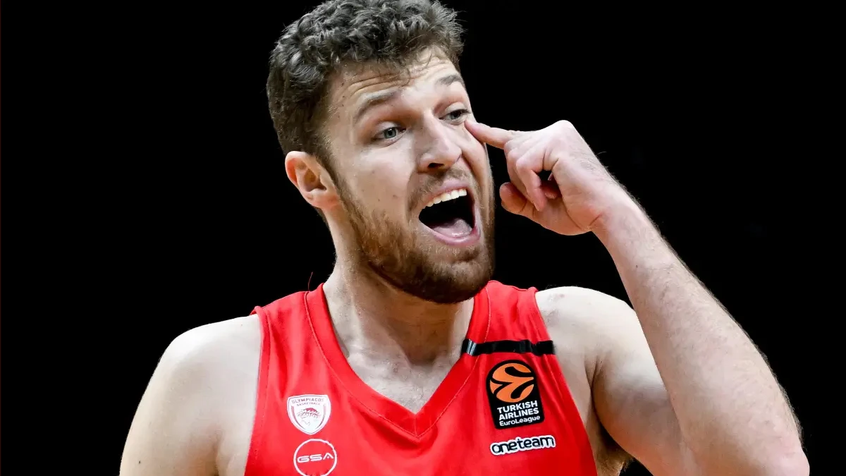 Ο Βεζένκοφ σε φάση αγώνα με φόντο την προσπάθεια για σταθερή απόδοση