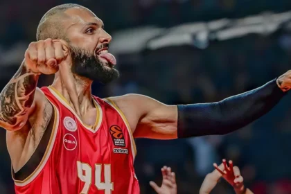 Ο Ολυμπιακός πανηγυρίζει τη νίκη στη Μπολόνια για τη EuroLeague