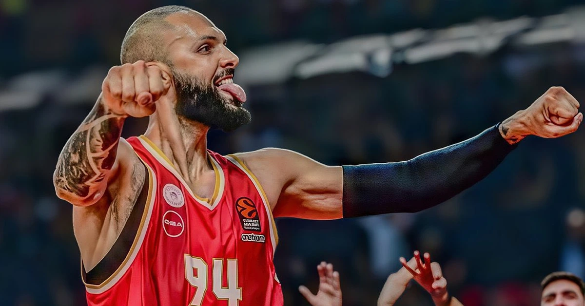 Ο Ολυμπιακός πανηγυρίζει τη νίκη στη Μπολόνια για τη EuroLeague