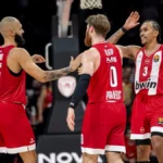 Παίκτες του Ολυμπιακού πανηγυρίζουν σε αγώνα της Euroleague