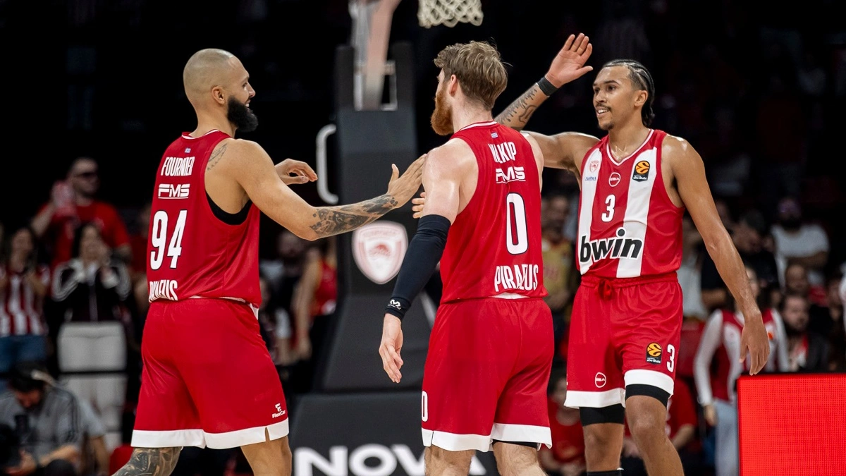 Παίκτες του Ολυμπιακού πανηγυρίζουν σε αγώνα της Euroleague