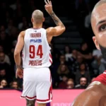 Ο Εβάν Φουρνιέ πανηγυρίζει με τη φανέλα του Ολυμπιακού στη Μπολόνια