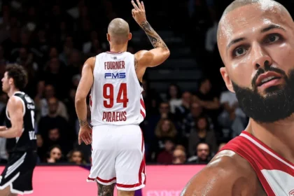 Ο Εβάν Φουρνιέ πανηγυρίζει με τη φανέλα του Ολυμπιακού στη Μπολόνια