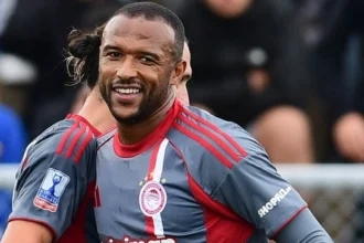 Παίκτες του Ολυμπιακού πατούν σε πλαστικό χλοοτάπητα στη Σύρο