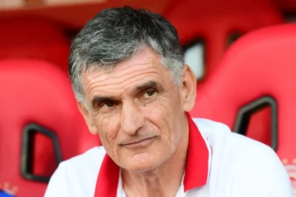 Ο Χοσέ Λουίς Μεντιλίμπαρ καθοδηγεί την ομάδα του Ολυμπιακού πριν το Σούπερ Καπ