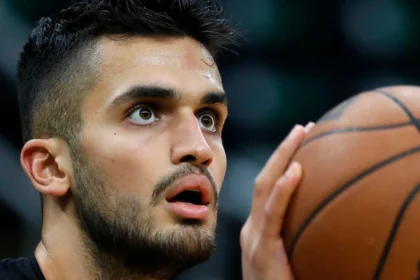 Ο Ομέρ Γιουρτσέβεν με τη φανέλα του Παναθηναϊκού σε φάση αγώνα