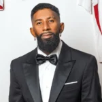 Ο Ροντινέι χαμογελαστός σε στιγμιότυπα με τη φανέλα του Ολυμπιακού και την οικογένειά του