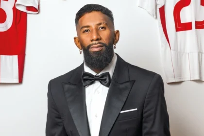 Ο Ροντινέι χαμογελαστός σε στιγμιότυπα με τη φανέλα του Ολυμπιακού και την οικογένειά του