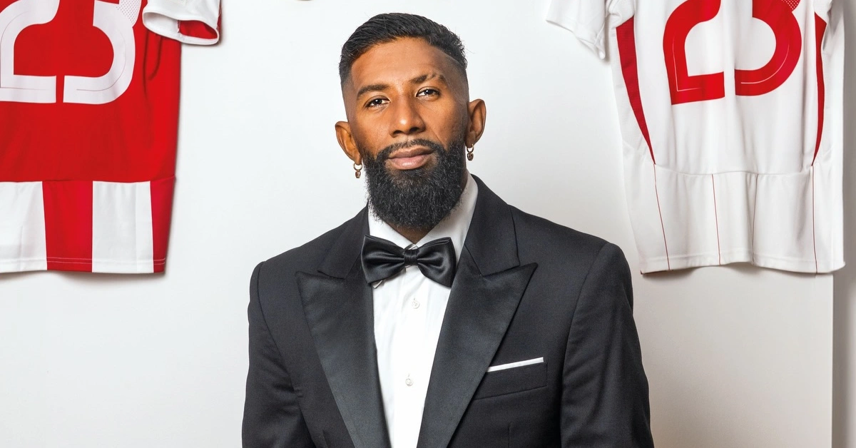 Ο Ροντινέι χαμογελαστός σε στιγμιότυπα με τη φανέλα του Ολυμπιακού και την οικογένειά του